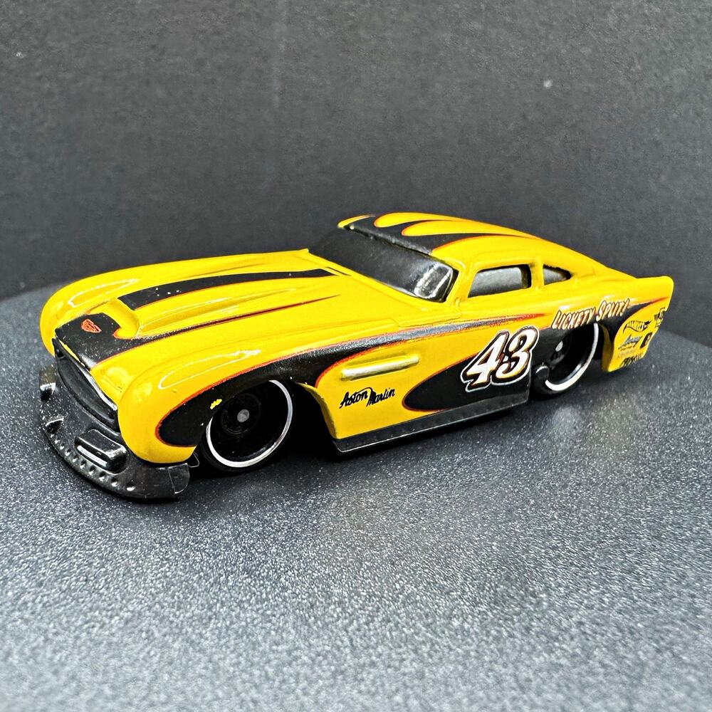Hot Wheels Aston Martin - 1:64 Diecast Car Yellow/Black NEW LOOSE